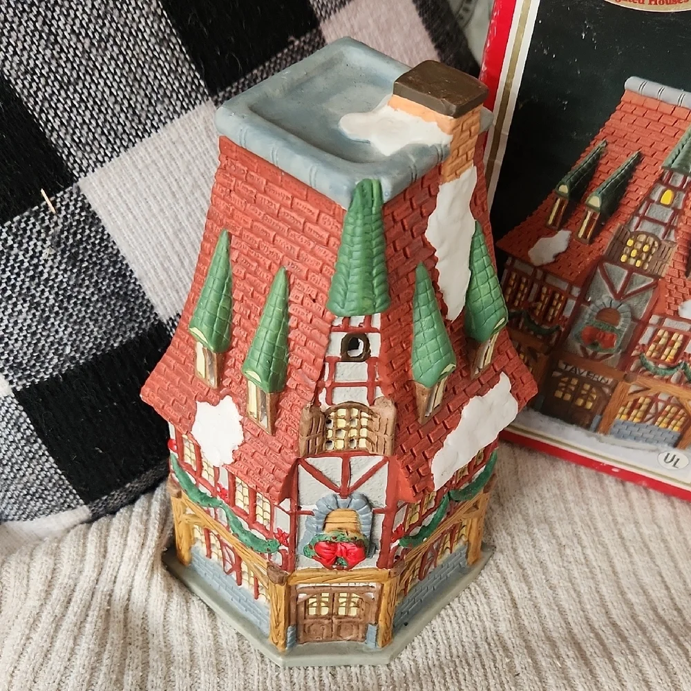 Dickens‎ Collectables Towne Series Tavern Lighted House